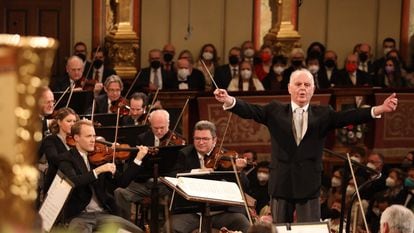 El pianista y director de orquesta hispanoargentino Daniel Barenboim dirige la Filarmónica de Viena durante el Concierto de Año Nuevo de 2022.