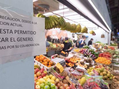 Cartel colocado en un frutería del mercado de Verónicas en Murcia, en el que avisa que no esta permitido tocar el género debido a la crisis del coronavirus