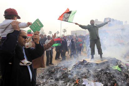 Varias personas participan en la quema de ejemplares del <i>Libro Verde</i> de Gadafi en Bengasi.