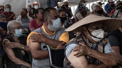 Mayores de 60 años reciben la vacuna Sinovac en Ecatepec, Estado de México, el 31 de Marzo del 2021.