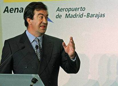 Francisco Álvarez-Cascos, en septiembre de 2002, durante una visita a las obras en el aeropuerto de Barajas.