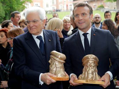 El presidente italiano, Sergio Mattarella (izquierda), y el francés, Emmanuel Macron, este jueves en la mansión de Clos-Lucé. 