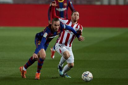Mingueza disputa el balón ante Muniain.