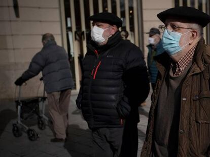 Los pensionistas navarros integrados en las organizaciones Amona, Oneka, Pentsionistak Martxan y Sasoia se han manifestado este lunes en Pamplona