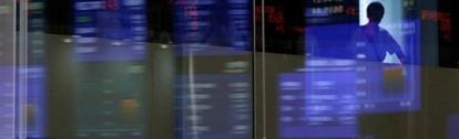Paneles de cotización de la Bolsa de Tokio reflejados en un cristal.