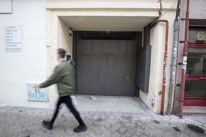 Puerta por la que se accede a los tres 'lots', en la calle Villafranca