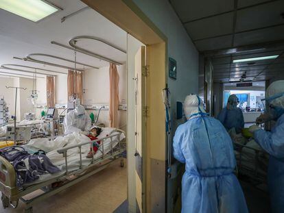 Sanitarios atienden a una paciente con covid en una zona de aislamiento de un hospital de Wuhan, en China, en febrero de 2020