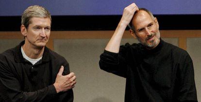 Tim Cook (izquierda) y Steve Jobs (derecha).