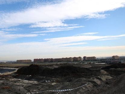 La urbanización de El Quiñón, al fondo, desde el antiguo vertedero de neumáticos de Seseña, el 21 de diciembre.
