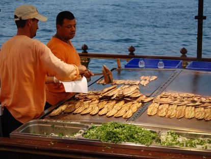 Cocineros preparan el 'balik ekmek' en una barcaza a orillas del Cuerno de Oro.
