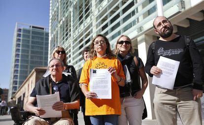 Palmira Castellano, portavoz de la Plataforma en Defensa de la Ley de Dependencia junto a afectados por el copago.