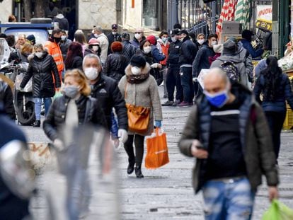 Ciudadanos con mascarillas en una calle de Nápoles, el pasado 3 de marzo.