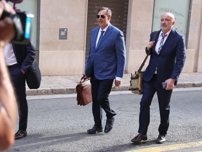 El juez Manuel Penalva (en el centro) y el fiscal Miguel Ángel Subirán (a la derecha), a su llegada a un juicio contra los investigados del 'caso Cursach', este jueves.