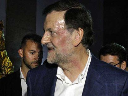El presidente del Gobierno, Mariano Rajoy, tras ser agredido por un joven de 17 años en plena calle de Pontevedra.
