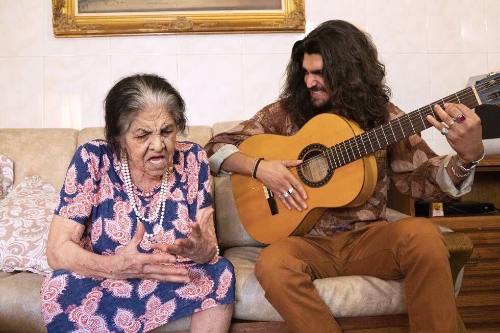 Israel Fernández toca para su abuela Petra,