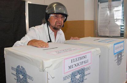 Beppe Grillo, l&iacute;der del Movimiento 5 Estrellas, votando en G&eacute;nova. 