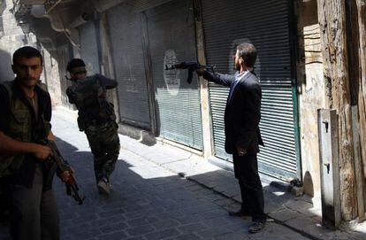 Un miembro del Ej&eacute;rcito Libre de Siria dispara a un soldado del r&eacute;gimen en Alepo. 