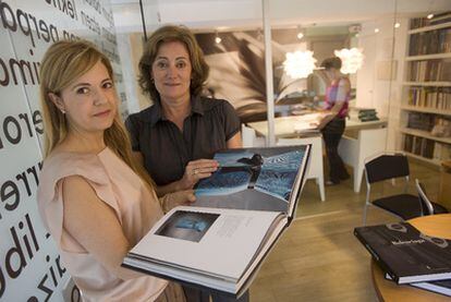 Marien Nieva y Marta Casares, representantes de la Editorial Nerea, con uno de los ejemplares del catálogo.
Manuel Rivas.