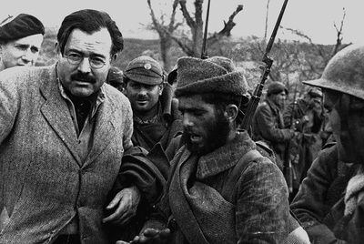 Hemingway, en el frente de Teruel, en diciembre de 1937.