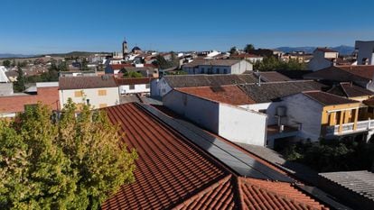 Vecinos de Castellar (Jaén) reciben energía renovable de las placas solares instaladas en la azotea del hogar del jubilado.