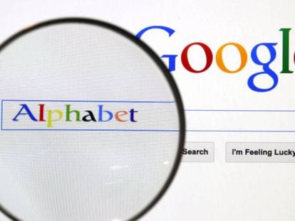 El logo de Alphabet visto a través de una lupa en internet. 