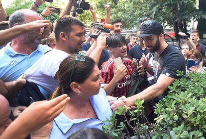 Gonzalo Higuaín llega a las pruebas médicas con el AC Milan.