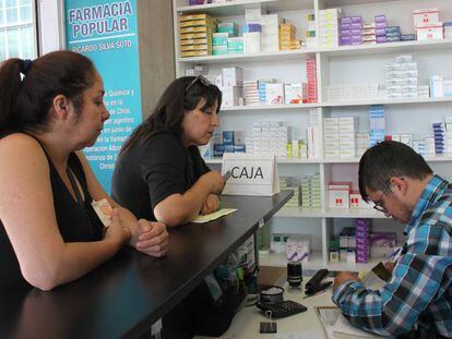 Dos usuarios compran medicamentos en una farmacia popular.