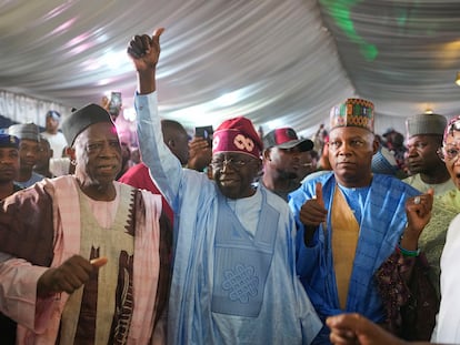 Bola Tinubu, en el centro, celebra la victoria en las elecciones de Nigeria con sus seguidores en la sede de campaña de su partido en Abuya.