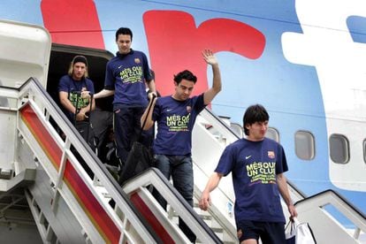 Llegada de la expedición del FC Barcelona, tras la victoria en la final de la Liga de Campeones 2005-2006, la primera de Iniesta, frente al Arsenal. En la foto, Messi, Xavi, Iniesta y Maxi, descendiendo del avión.