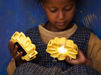 Una ni&ntilde;a prueba la l&aacute;mpara Little Sun dise&ntilde;ada por Olafur Eliasson. 