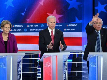 De izquierda a derecha, Elizabeth Warren Joe Biden y Bernie Sanders, este miércoles por la noche durante el debate organizado en Atlanta.