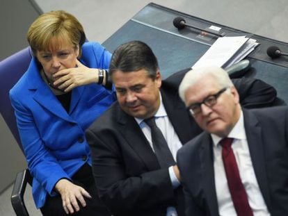 La canciller Angela Merkel, con los ministros socialdemócratas de Economía, Sigmar Gabriel, y de Asuntos Exteriores, Frank-Walter Steinmeier, en noviembre de 2014.
