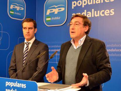 Rafael Carmona (a la derecha) y el diputado Miguel &Aacute;ngel Castell&oacute;n.