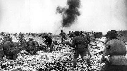 Los soldados rusos toman posiciones durante la batalla de Stalingrado.