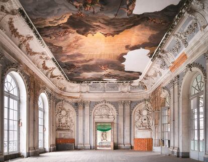 “Este maravilloso salón de baile neoclásico, cuyo fresco del techo, pintado por el artista belga Henri Depre, representa a los dioses del Olimpo, se construyó a finales del siglo XVIII para albergar un lujoso casino”, arranca Robroek el texto correspondiente a un edificio en forma de L que se alza en <a href="https://elviajero.elpais.com/tag/belgica/a" target="_blank">Bélgica</a> y que, en los años treinta del siglo XX, fue catalogado como edificio histórico. Su interior pasó a ser, sucesivamente, un hospital militar, una escuela, un orfanato y un museo. “Ahora, en estado de abandono, va a acabar en ruinas”, lamenta. Una de sus alas tendrá que ser incluso demolida. En 1993, una iniciativa ciudadana consiguió inscribirlo en una lista internacional de patrimonio amenazado, según informa el fotógrafo. Una gran parte de la fachada se ha restaurado, pero el interior sigue pendiente de reformas.