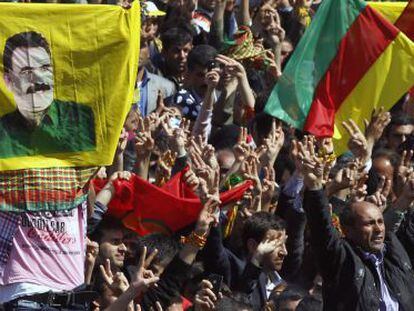Miles de manifestantes ondean banderas del PKK en la ciudad turca de Diyarbakir este jueves. 