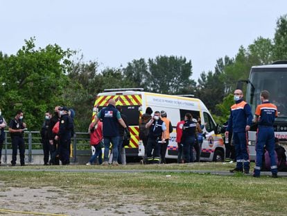 La policía francesa desaloja el campamento de inmigrantes situado en la carretera de Saint-Omer, cerca de la ciudad francesa de Calais, este viernes.