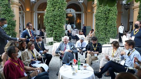 El presidente de la compañía aeroespacial italiana, Alessandro Profumo, habla con los periodistas en los jardines del hotel Villa d'Este en Cernobbio, este sábado.