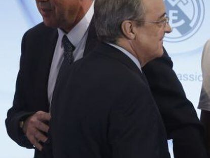 Ancelotti pasa junto a Florentino Pérez.
