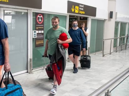 Llega de turistas al aeropuerto de Lanzarote