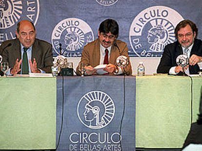 De izquierda a derecha, José Antonio Marina, Adolfo de Luxán y Juan Luis Cebrián durante el debate.