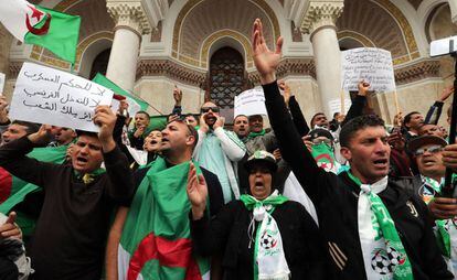 Un grupo de argelinos se manifiesta el décimo viernes consecutivo para pedir la caída del régimen de Bouteflika. 