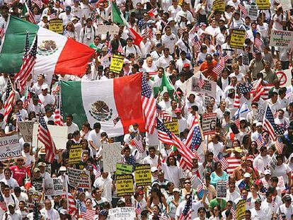 Miles de manifestantes desfilan con banderas de EE UU y de México por el centro de Los Ángeles (California) para exigir respeto a los inmigrantes.