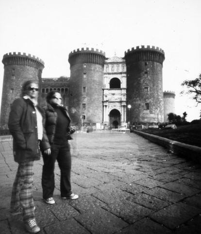 'Fotolateras en el Castillo de Nápoles, 2011'. Marinela y Lola tienen la costumbre de autorretratarse siempre que llegan a un sitio nuevo.