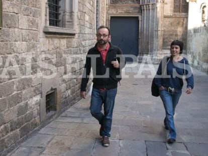 Salellas i Gabriel entren al Palau de la Generalitat per darrere.