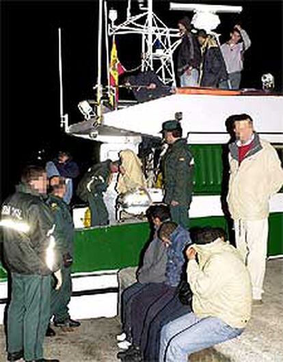 Los inmigrantes, a su llegada al puerto de Málaga el 26 de diciembre.