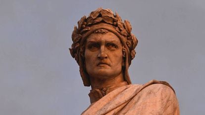 Estatua de Dante Alighieri en Florencia.