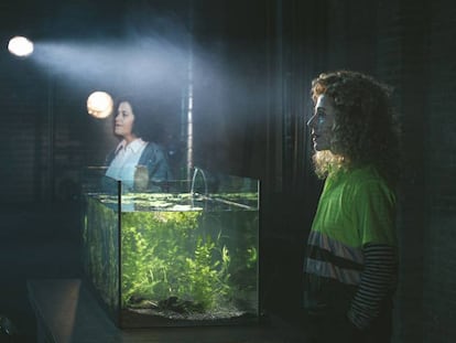 Antònia Jaume (en primer pla) i Màrcia Cisteró, a 'El jardí', de Lluïsa Cunillé.