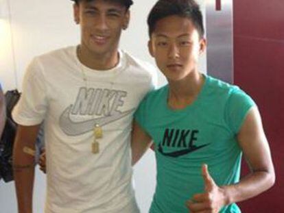 Lee junto a Neymar en una foto bajada de su Facebook.