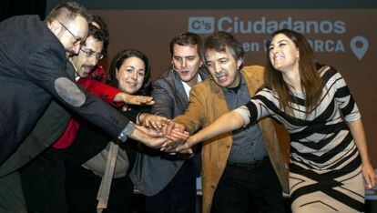 Albert Rivera (centro), durante un acto electoral en Palma de Mallorca.